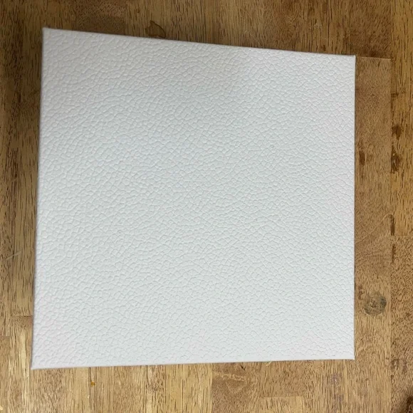 Dior Textured White Box with Gold Logo - Picture 4 of 4